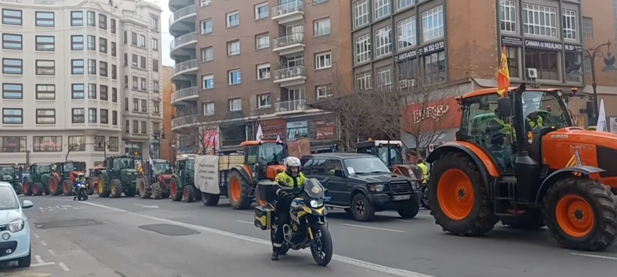 El camp valenci&agrave; ix al carrer en una nova tractorada