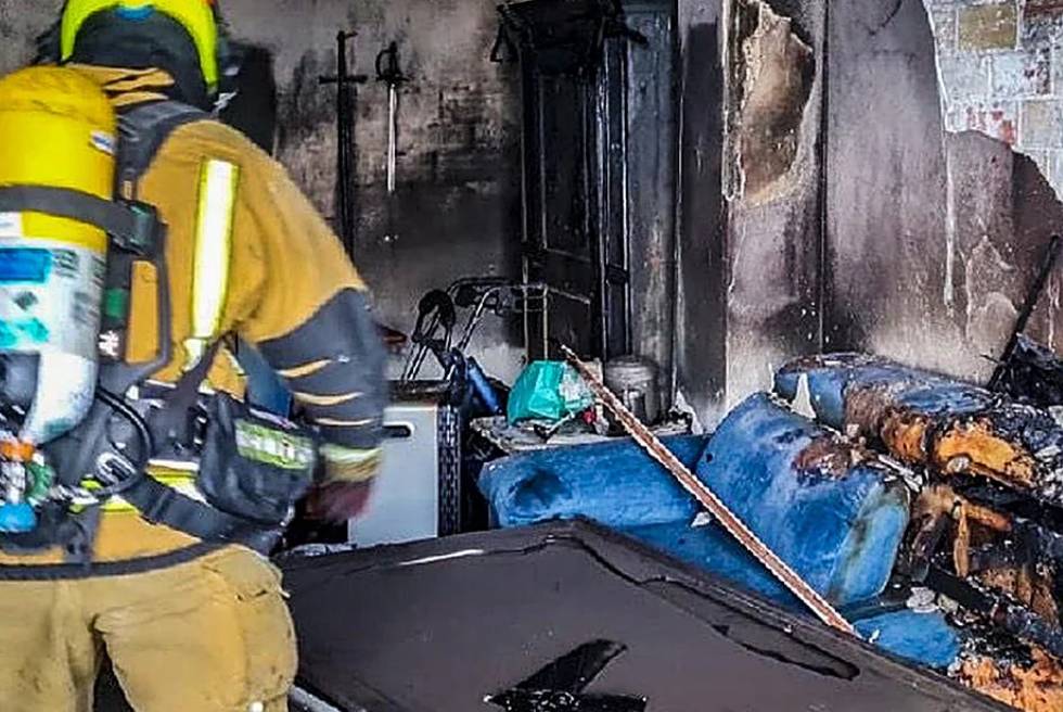 Dues persones moren i 40 veïns són desallotjats en l’incendi d’un edifici a Xàbia