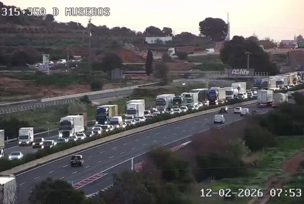 Retencions a l’A-7 per un xoc múltiple a Torrent