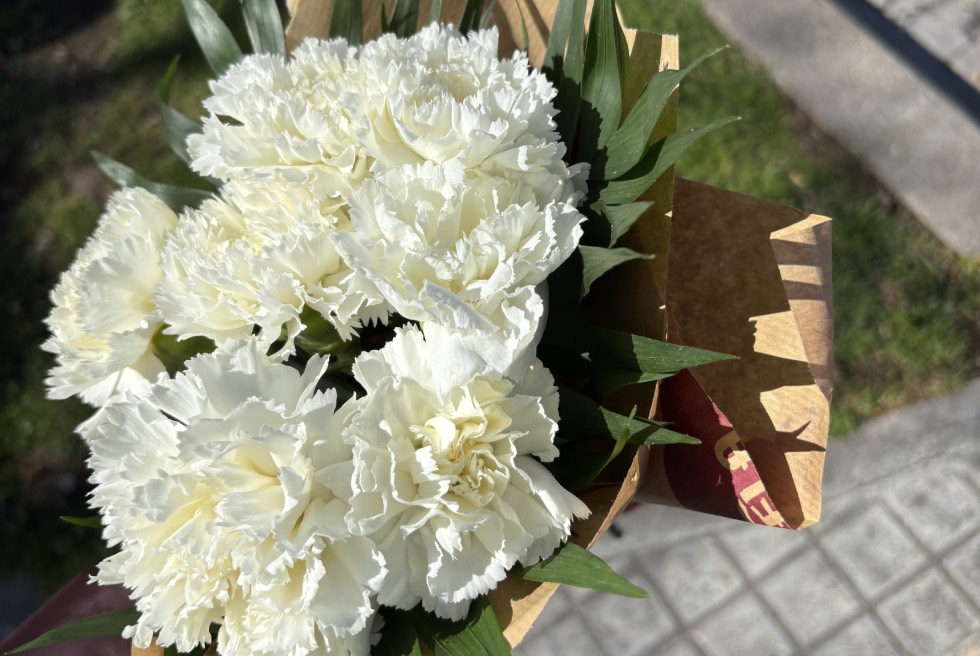 El gremi dels floristes treballa a destall fent els rams de l'Ofrena a la Geperudeta