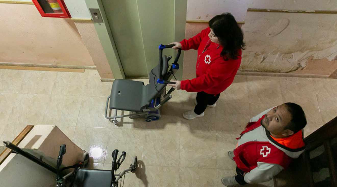 Cruz Roja ofereix ajudes de fins a 65.000 euros per a reparar ascensors pendents des de la DANA