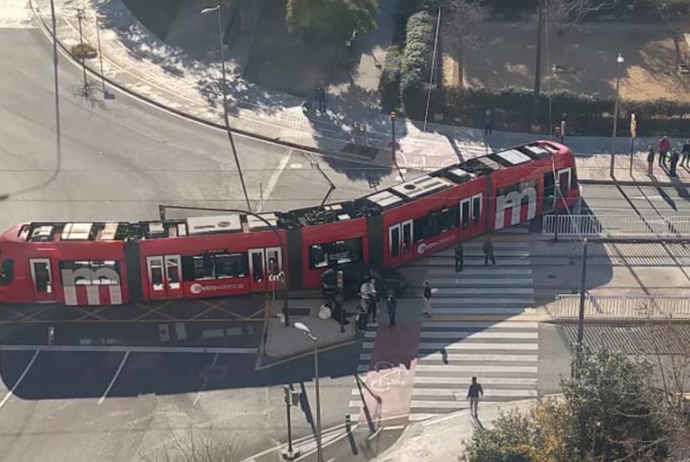 Ferit un conductor després d'un accident entre un vehicle i un tramvia a Valencia