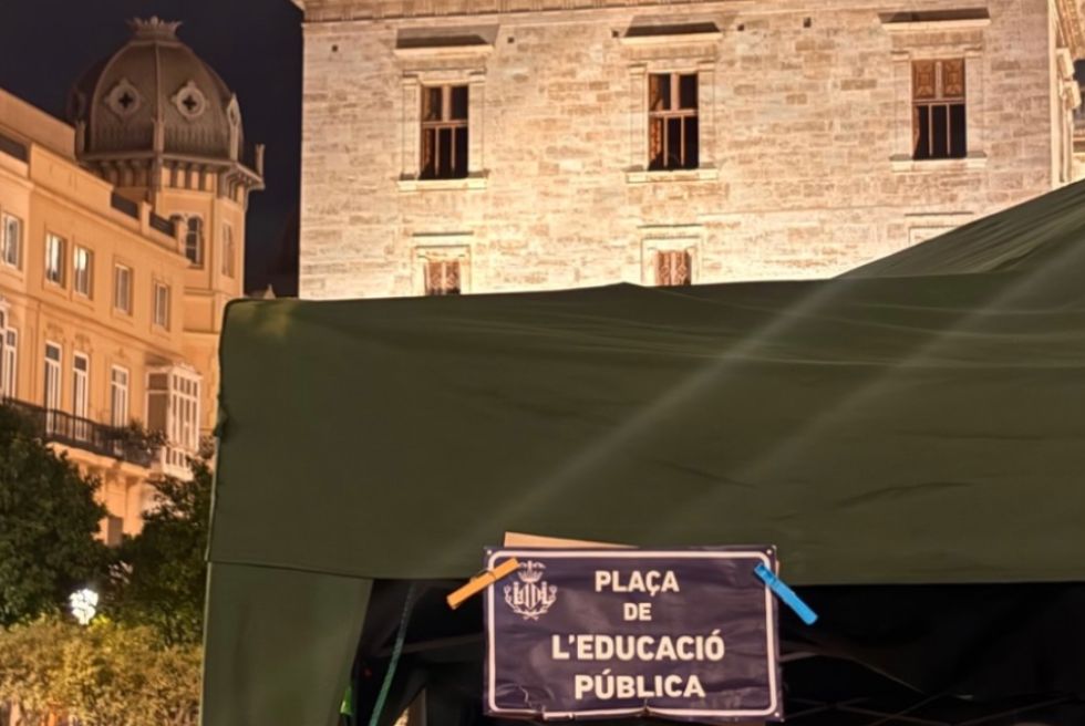 L'acampada docent canvia d'ubicació a la plaça per a facilitar els actes del Corpus
