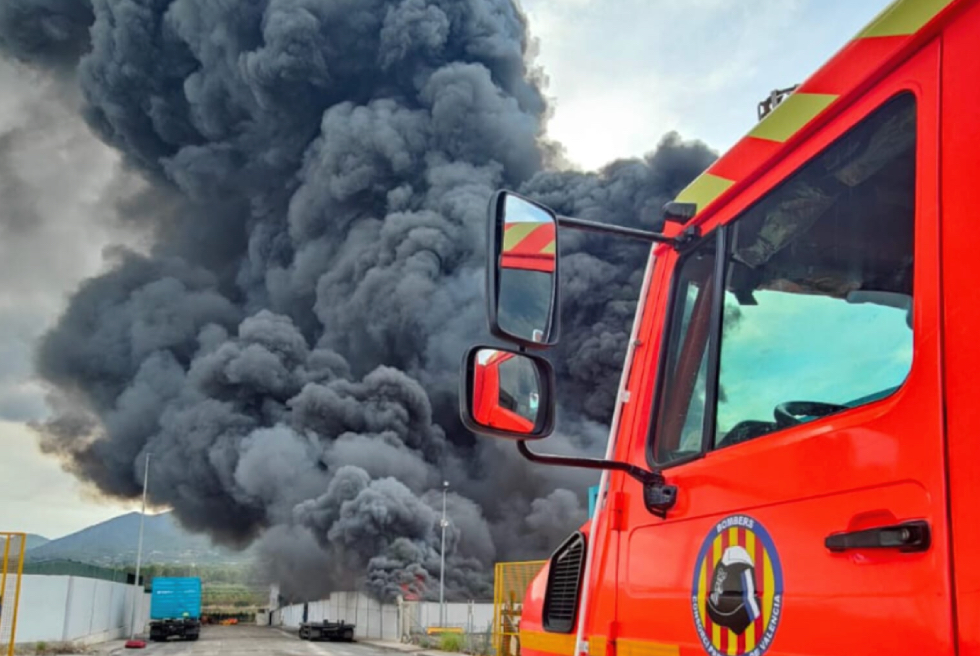 Greu incendi a una planta de reciclatge d'Aielo del Malferit