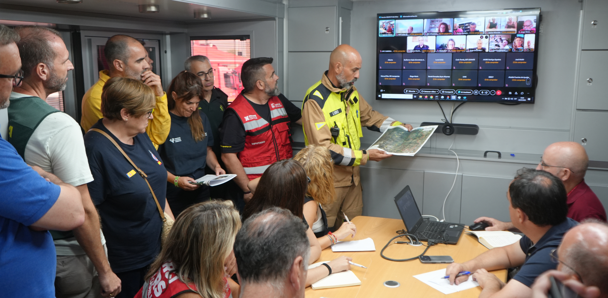 L'incendi de la Vall mant&eacute; el dispositiu d'emerg&egrave;ncia