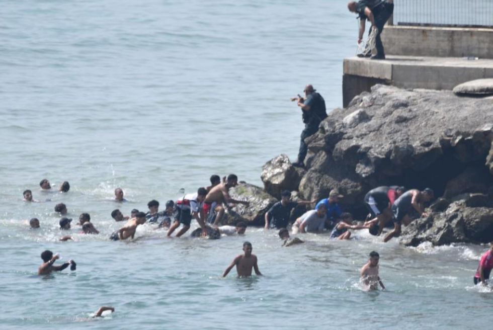 Ceuta comença a soterrar els més de huitanta migrants morts en la crisi migratòria