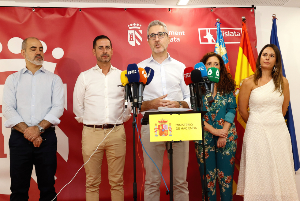 Arcadi España demana al Consell que accepte la proposta de finançament per a cobrir la gestió de menors