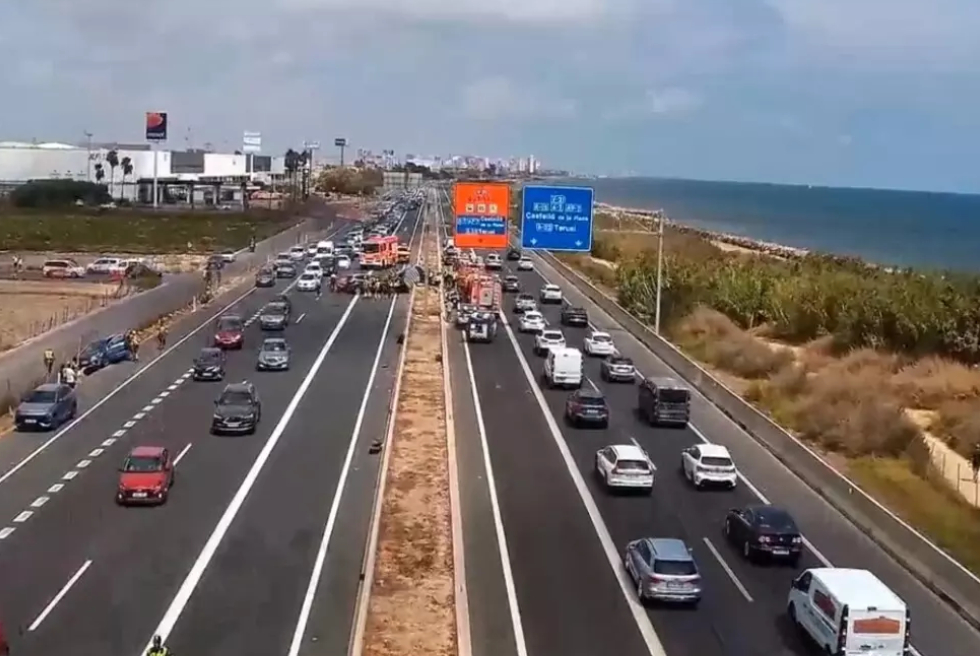 Una conductora mor en un accident múltiple a la V-21, a Foios