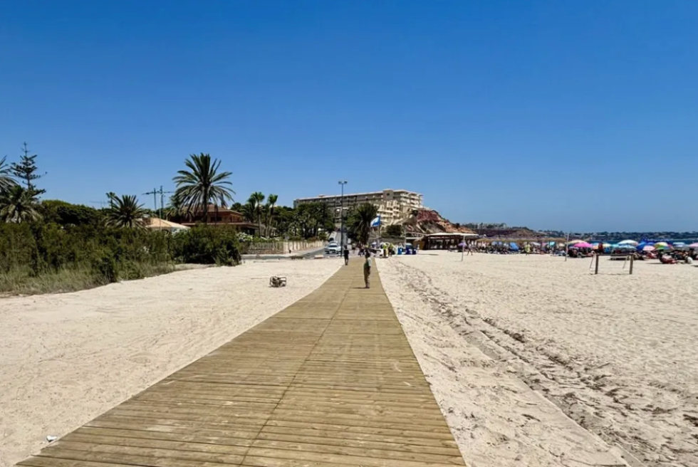 Tanquen al bany dos platges d'Oriola Costa per contaminació de l'aigua