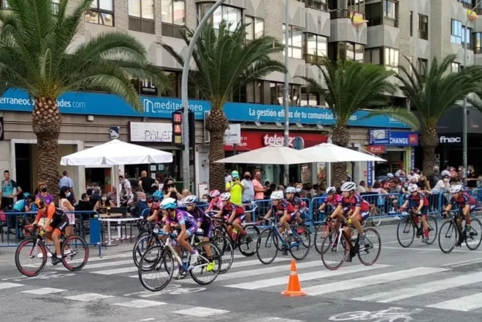 Alacant reuneix prop de 200 joves ciclistes en la XXXVIII edició del Trofeu Diputació