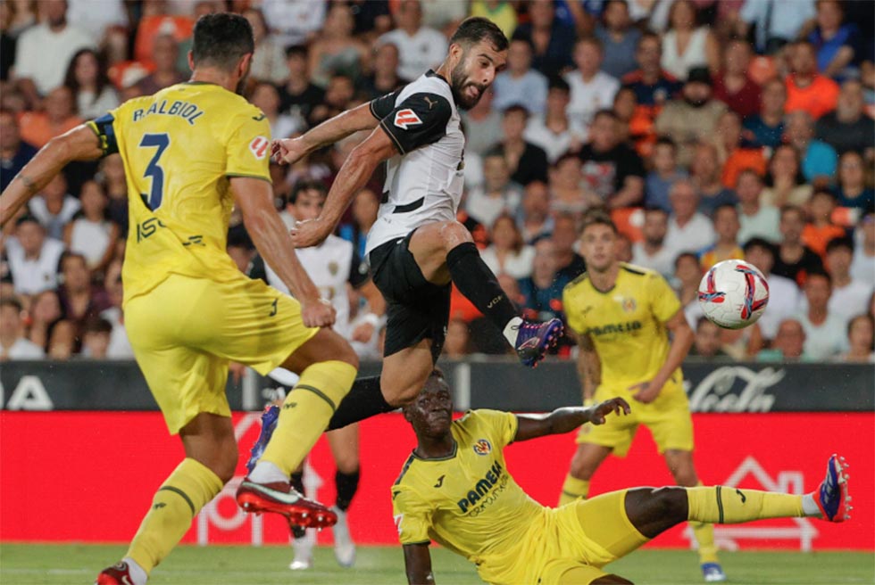 El Villarreal remunta al Valencia en el descompte i agreuja la crisi a Mestalla (1-2)