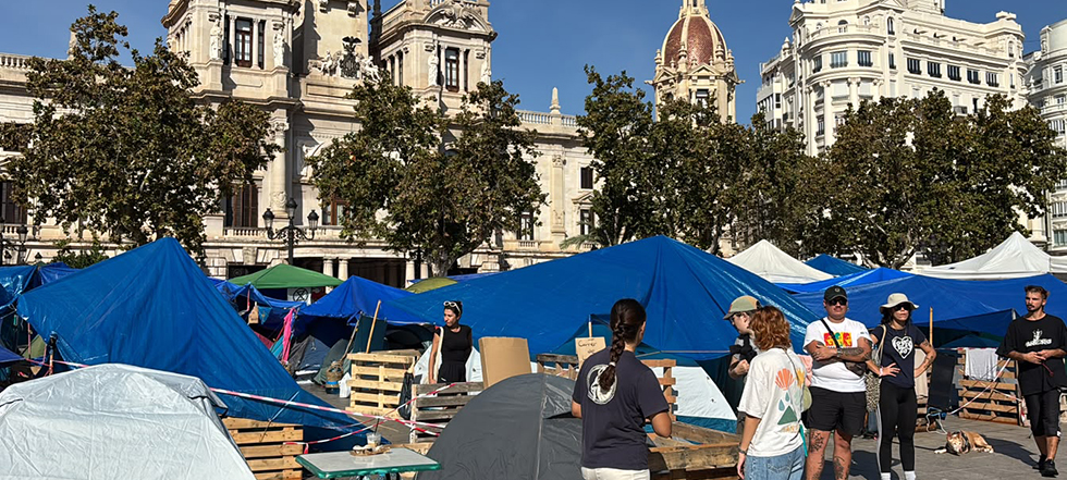 L&rsquo;acampada per la vivenda creix a Val&egrave;ncia