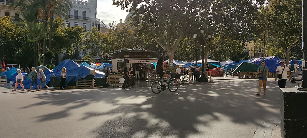 L'acampada es mant&egrave; a 24 hores del Nou d'Octubre