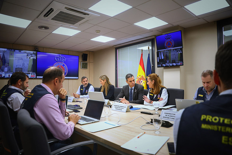 Sánchez visita el centre de comandament de la DANA a Oliva